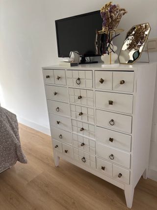 Cómoda madera blanca con Tiradores Dorados