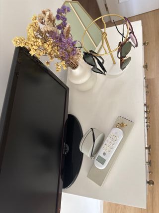 Cómoda madera blanca con Tiradores Dorados