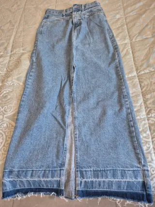 Falda vaquera larga con abertura