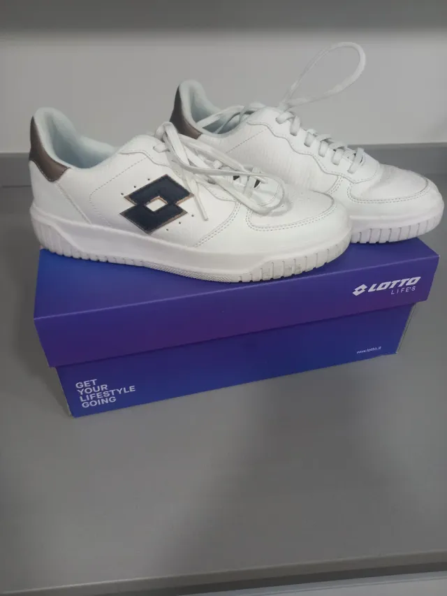 Zapatillas Lotto Blancas y Doradas Mujer