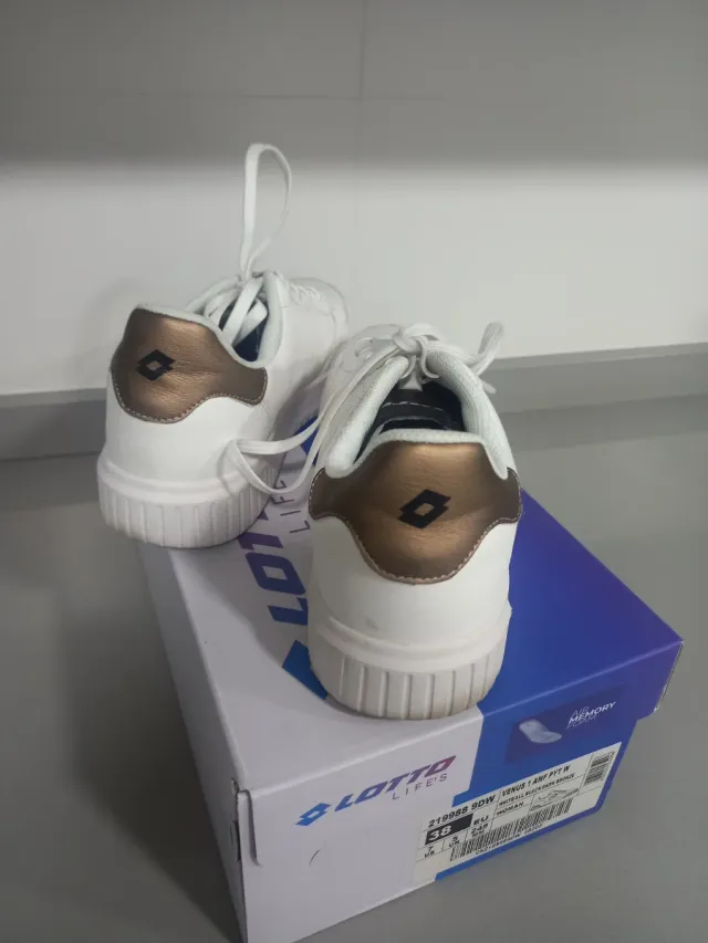 Zapatillas Lotto Blancas y Doradas Mujer