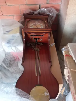 Reloj de pared antiguo madera y metal.