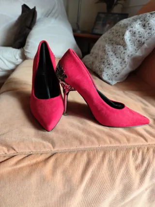 Zapatos de salón rojos con tacón joya