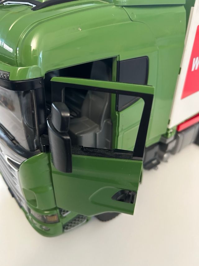 Camion Bruder porta container