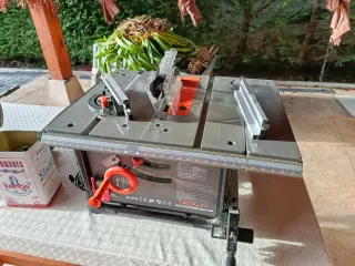 Sierra de mesa Tacklife con aspiración