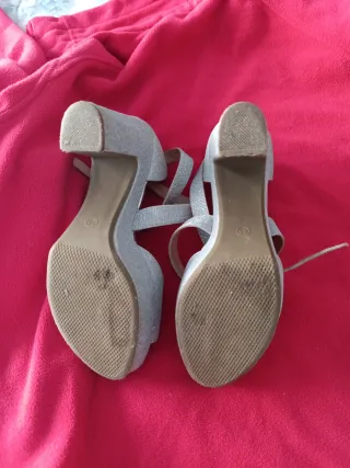 Zapatos de tacón plateados para fiesta
