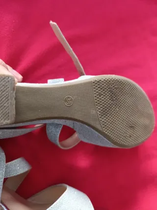 Zapatos de tacón plateados para fiesta