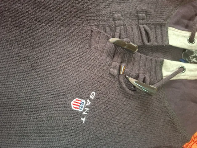 Jersey Gant Marrón con Capucha