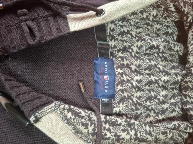 Jersey Gant Marrón con Capucha