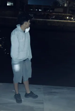 Sudadera gris con capucha