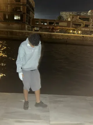 Sudadera gris con capucha