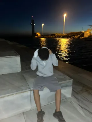 Sudadera gris con capucha