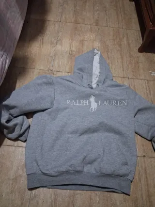 Sudadera gris con capucha
