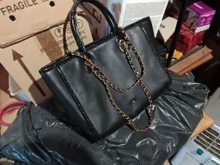 Bolso Grande Negro con Cadena Dorada