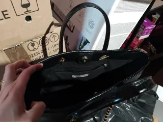 Bolso Grande Negro con Cadena Dorada