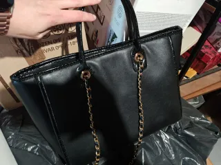 Bolso Grande Negro con Cadena Dorada