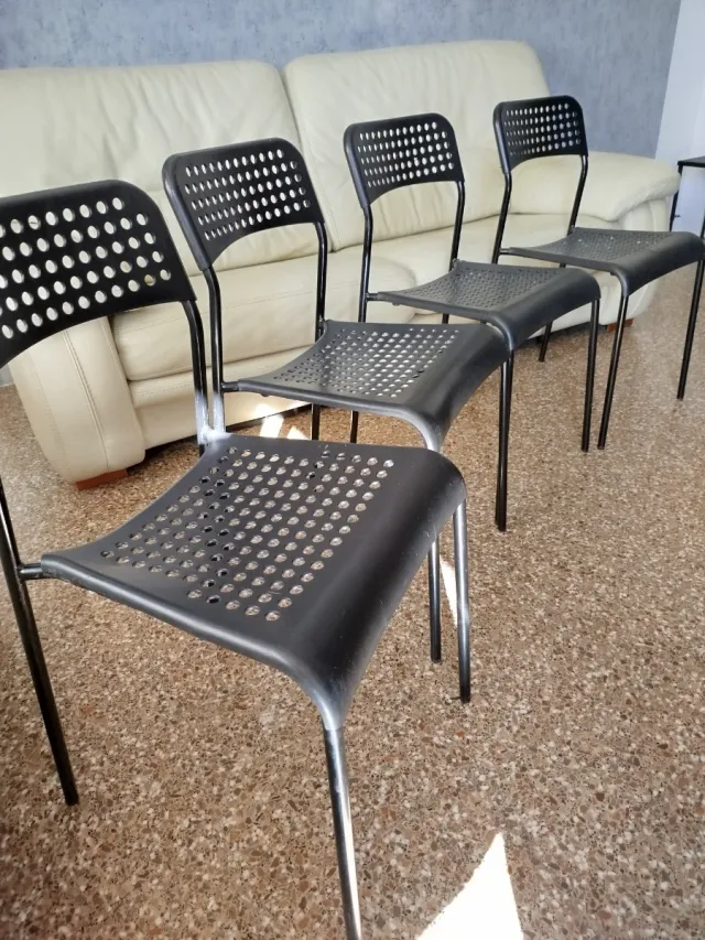 Juego de 4 sillas negras