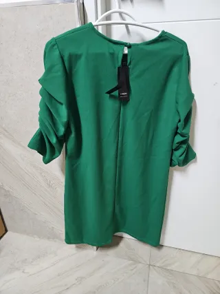 Vestido verde con mangas abullonadas