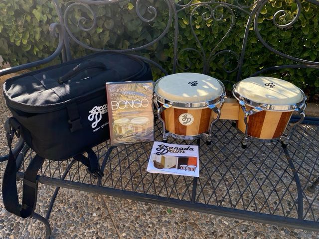 Coppia di bongos con design a strisce in legno