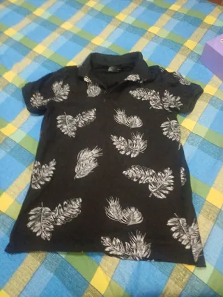 Camiseta negra con estampado de hojas