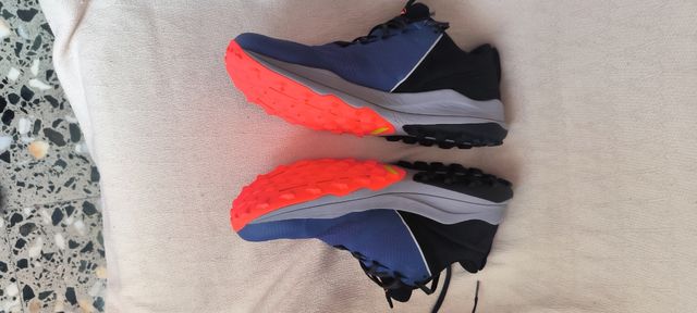 Zapatilla Saucony xodus ultra Azul y Roja.