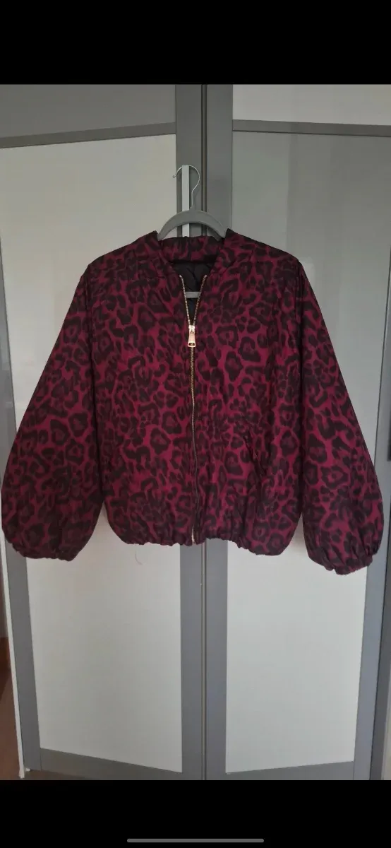 Bomber animal print roja y negra. Sin etiqueta.