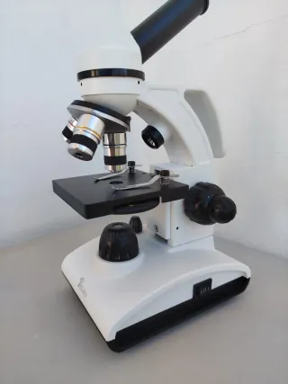 Microscopio profesional blanco y negro