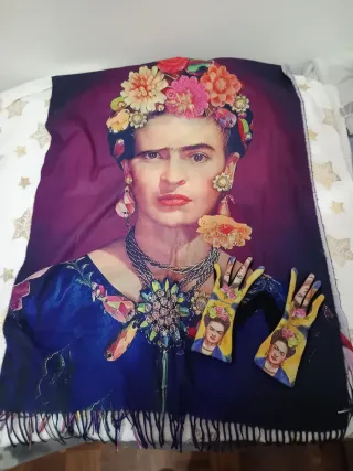 Fular Frida Kahlo doble cara con guantes