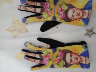 Fular Frida Kahlo doble cara con guantes