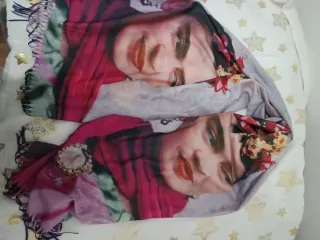 Fular Frida Kahlo doble cara con guantes