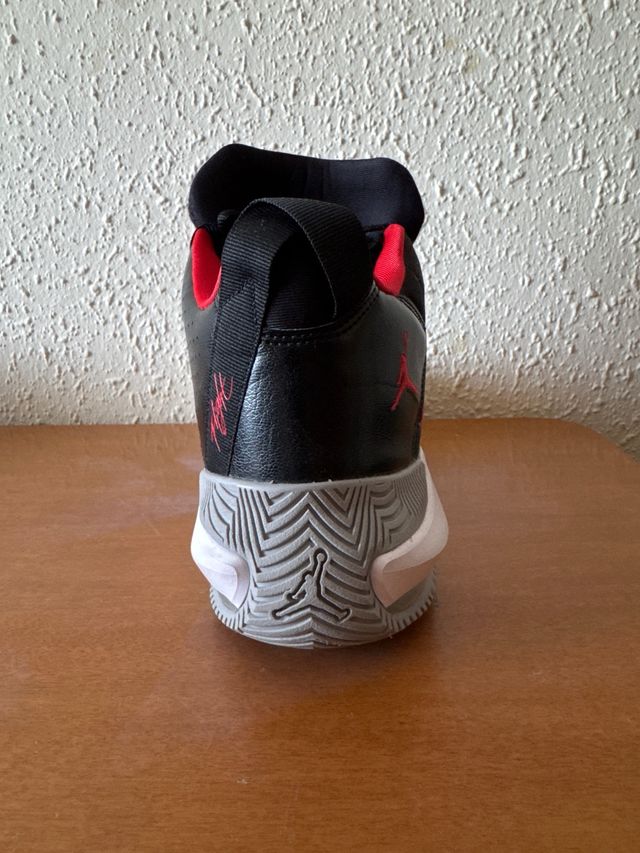 Zapatillas Jordan Negras y Rojas