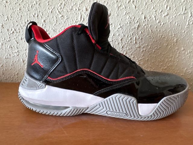 Zapatillas Jordan Negras y Rojas