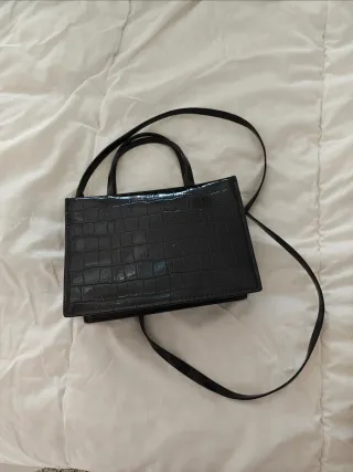 Bolso negro pequeño efecto piel cocodrilo