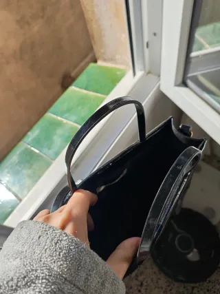 Bolso negro pequeño efecto piel cocodrilo