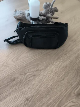 Riñonera de piel negra