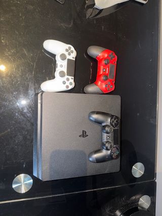 Consola PS4 Slim 1TB + 3 Mandos