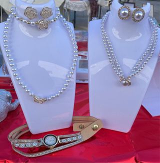 Collar y pendientes de perlas y oro