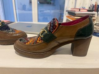 Zapatos de tacón marrones y multicolor