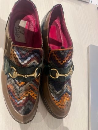 Zapatos de tacón marrones y multicolor