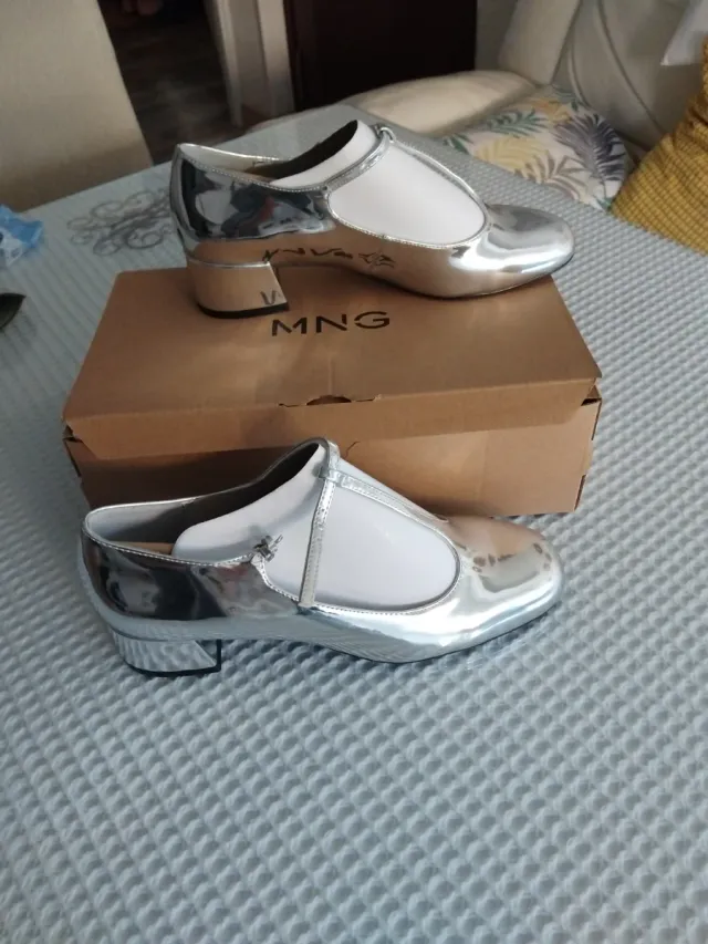 Zapatos MNG plateados y blancos