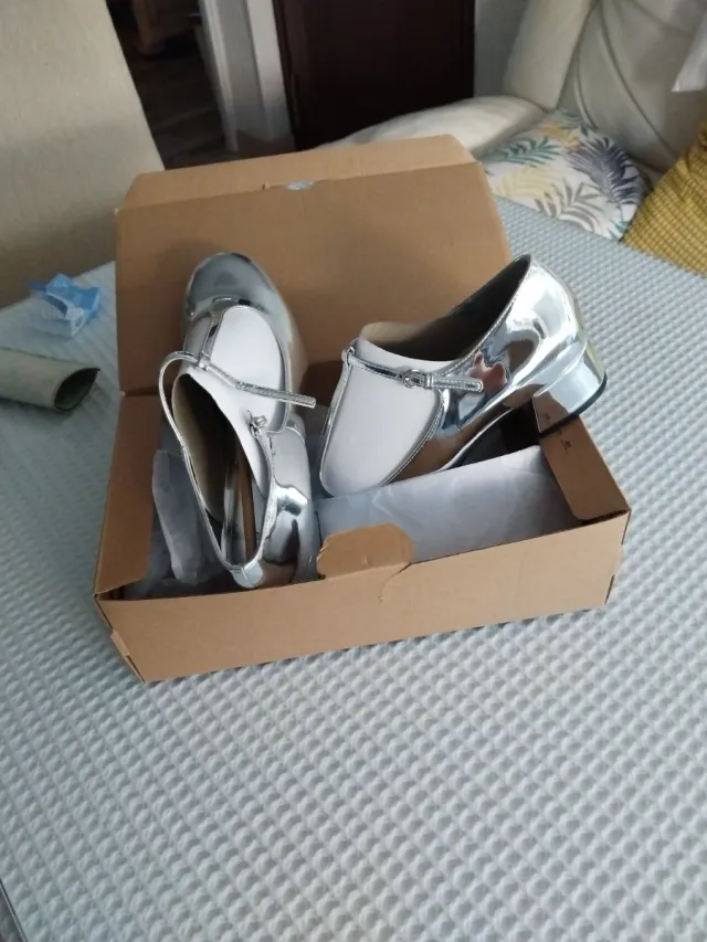 Zapatos MNG plateados y blancos