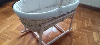 Moisés Minicoton de mimbre con patas de madera.