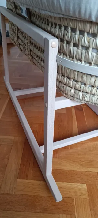 Moisés Minicoton de mimbre con patas de madera.