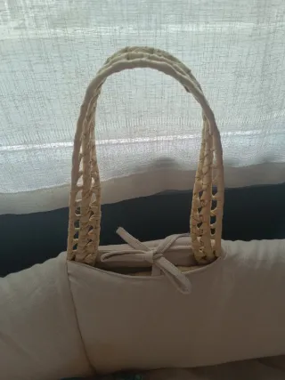 Moisés Minicoton de mimbre con patas de madera.