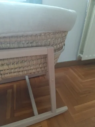 Moisés Minicoton de mimbre con patas de madera.