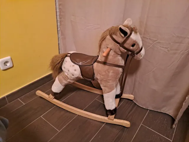 Caballito balancín de peluche