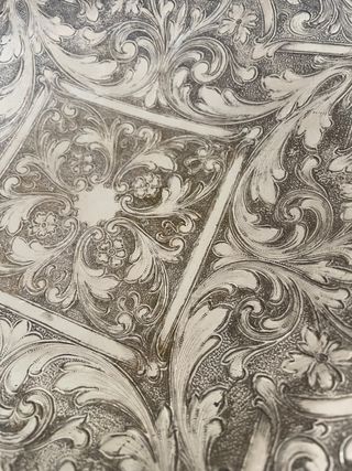 Piatto decorato in metallo