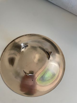 Piatto decorato in metallo