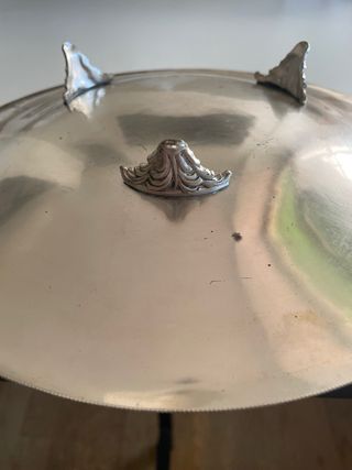 Piatto decorato in metallo