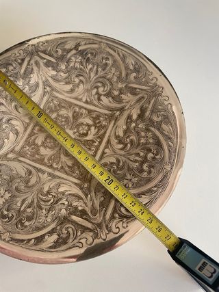 Piatto decorato in metallo